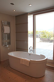 Ein Bad in  Österreichs größter Hotel-Suite im Kempinski Hotel Das Tirol (Foto: Marikka-Laila Maisel)